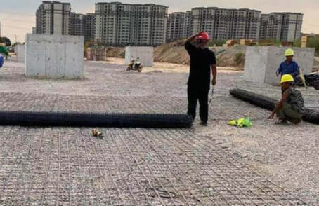 沔城回族镇土工格栅铺设前地基要怎么处理？
